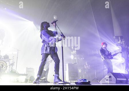 Madison, USA. Oktober 2021. Eric Burton und Adrian Quesada von Black Pumas auf der Sylvee am 15. Oktober 2021 in Madison, Wisconsin (Foto: Daniel DeSlover/Sipa USA) Quelle: SIPA USA/Alamy Live News Stockfoto