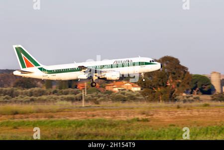 Rom, Italien. 16. September 2011 Alitalia Airbus A320-214 landet auf der Start- und Landebahn des Flughafens Fiumicino, Rom, Italien Stockfoto