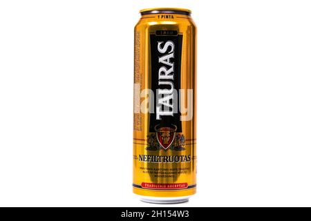 MINSK, WEISSRUSSLAND - OCT 14, 2021: Aluminiumkellerei von Biertauras auf weißem isoliertem Hintergrund Stockfoto