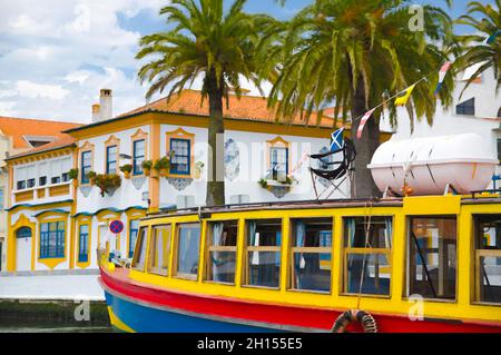 Aquarell-Zeichnung Portugal Aveiro im Sommer, Klein-Venedig von Portugal, Vouga Fluss, typisches Touristenboot, buntes Boot auf einem Hintergrund von Palmen Stockfoto