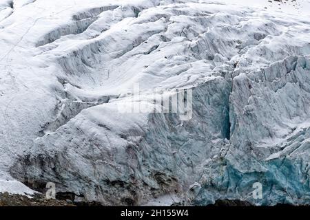 Detail eines schmelzenden Gletschers, der mit erodiertem Material bedeckt ist. Raudfjorden, Spitzbergen, Spitzbergen, Svalbard, Norwegen Stockfoto