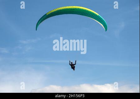 Gleitschirm fliegt in einem blauen Himmel Stockfoto