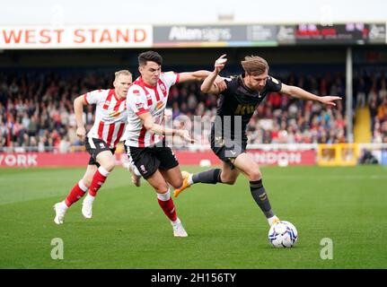 Alex Gilbey von Charlton Athletic (rechts) und Regan Poole von Lincoln City kämpfen während des Sky Bet League One-Spiels im LNER Stadium, Lincoln, um den Ball. Bilddatum: Samstag, 16. Oktober 2021. Stockfoto