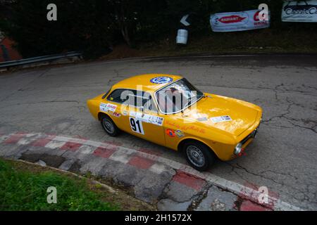 PESARO COLLE SAN BARTOLO , ITALIEN - OTT 10 - 2021 : ALFA ROMEO JUNIOR SCALINO auf einem alten Rennwagen in Rallye Stockfoto