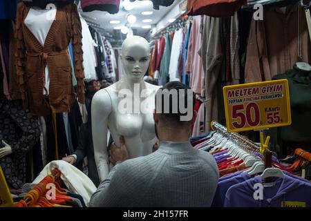 Izmir, Izmir, Türkei. Oktober 2021. Ein Mann, der abends eine Schaufensterpuppe in der Menge des historischen Basars von Kemeralti zu seinem Laden trägt. (Bild: © Uygar Ozel/ZUMA Press Wire) Bild: ZUMA Press, Inc./Alamy Live News Stockfoto