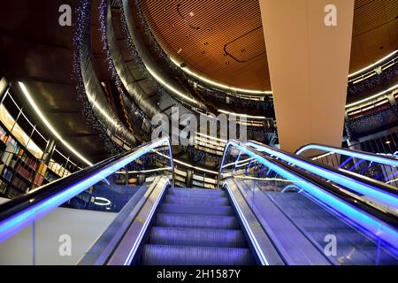 Interieur der Bibliothek von Birmingham, Architektur, Regale und Rolltreppen, Großbritannien Stockfoto