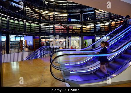 Interieur der Bibliothek von Birmingham, Architektur, Regale und Rolltreppen, Großbritannien Stockfoto