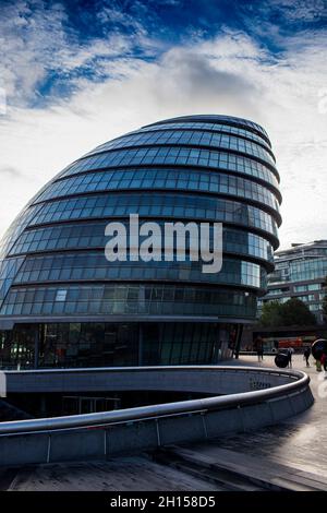 Die City Hall ist der Sitz der Greater London Authority (GLA), der der Bürgermeister von London und die Londoner Versammlung gehören. Es liegt in Southwark, am Südufer der Themse in der Nähe der Tower Bridge. Es wurde von Norman Foster entworfen und im Juli 2002 eröffnet, zwei Jahre nach der Schaffung der Greater London Authority. Es ist nicht im Besitz der GLA, aber unter Mietvertrag besetzt. Stockfoto