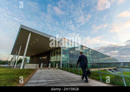 Ein Geschäftsmann kommt am Morgen am Bahnhof Ebbsfleet International in Kent, Großbritannien, an, um für einen Arbeitstag im Büro nach London zu pendeln. Stockfoto