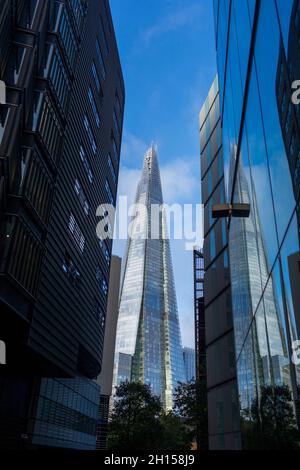 Der Shard, auch Shard of Glass, Shard London Bridge und früher London Bridge Tower genannt, ist ein 72-stöckiger Wolkenkratzer, der vom italienischen Architekten Renzo Piano in Southwark, London, entworfen wurde und Teil der Entwicklung des Shard Quarter ist. Mit einer Höhe von 309.6 Metern (1,016 Fuß) ist der Shard das höchste Gebäude im Vereinigten Königreich und das siebthöchste Gebäude in Europa. Es ist auch das zweithöchste freistehende Bauwerk im Vereinigten Königreich, nach dem Betonturm der Sendestation Emley Moor. Stockfoto