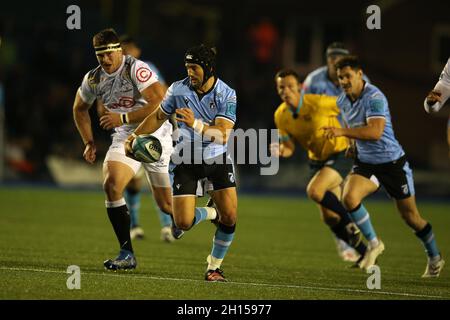 Cardiff, Großbritannien. Oktober 2021. Matthew Morgan von Cardiff Rugby läuft, um seinen Teams den ersten Versuch zu machen. United Rugby Championship, Cardiff Rugby V Cell C Sharks at the BT Sport Arms Park in Cardiff, South Wales on Saturday 16th October 2021. PIC by Andrew Orchard/Andrew Orchard Sports Photography/Alamy Live News Credit: Andrew Orchard Sports Photography/Alamy Live News Stockfoto