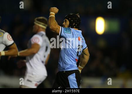 Cardiff, Großbritannien. Oktober 2021. Matthew Morgan von Cardiff Rugby feiert, nachdem er seinen Teams den ersten Versuch gemacht hat. United Rugby Championship, Cardiff Rugby V Cell C Sharks at the BT Sport Arms Park in Cardiff, South Wales on Saturday 16th October 2021. PIC by Andrew Orchard/Andrew Orchard Sports Photography/Alamy Live News Credit: Andrew Orchard Sports Photography/Alamy Live News Stockfoto