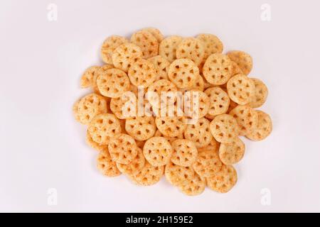 Gebratene und würzige Rad-Snacks oder Fryums (Snacks Pellets) in einer Schüssel serviert. Selektiver Fokus - Bild Stockfoto