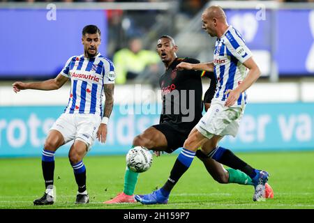 HEERENVEEN, NIEDERLANDE - 16. OKTOBER: Rami Kaib vom SC Heerenveen, Sebastien Haller von Ajax und Sven van Beek vom SC Heerenveen während des niederländischen Eredivisie-Spiels zwischen SC Heerenveen und Ajax am 16. Oktober 2021 im Abe Lenstra Stadion in Heerenveen, Niederlande (Foto: Peter Lous/Orange Picters) Stockfoto