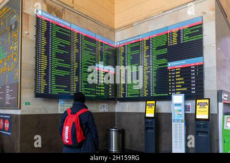 Moskau, Russland – 20. Februar. 20201. Ein Teenager mit Rucksack schaut sich den Fahrplan am Bahnhof Kasansky an Stockfoto