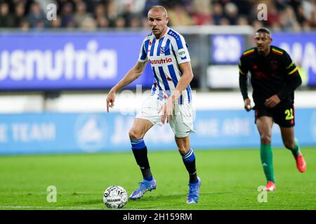 HEERENVEEN, NIEDERLANDE - 16. OKTOBER: Sven van Beek vom SC Heerenveen während des niederländischen Eredivisie-Spiels zwischen SC Heerenveen und Ajax am 16. Oktober 2021 im Abe Lenstra Stadion in Heerenveen, Niederlande (Foto: Peter Lous/Orange Picters) Stockfoto