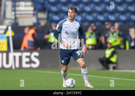 Preston, Großbritannien. Oktober 2021. Josh Earl #32 von Preston North End läuft mit dem Ball in Preston, Großbritannien am 10/16/2021. (Foto von Simon Whitehead/News Images/Sipa USA) Quelle: SIPA USA/Alamy Live News Stockfoto