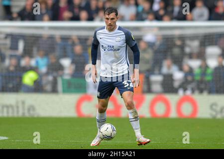 Preston, Großbritannien. Oktober 2021. Josh Earl #32 von Preston North End mit dem Ball in Preston, Vereinigtes Königreich am 10/16/2021. (Foto von Simon Whitehead/News Images/Sipa USA) Quelle: SIPA USA/Alamy Live News Stockfoto