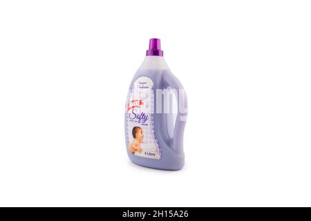 Maxi weiche Lavendelflasche auf isoliertem Hintergrund Stockfoto