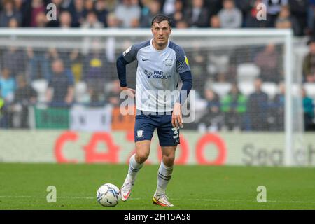 Preston, Großbritannien. Oktober 2021. Josh Earl #32 von Preston North End mit dem Ball in Preston, Vereinigtes Königreich am 10/16/2021. (Foto von Simon Whitehead/News Images/Sipa USA) Quelle: SIPA USA/Alamy Live News Stockfoto