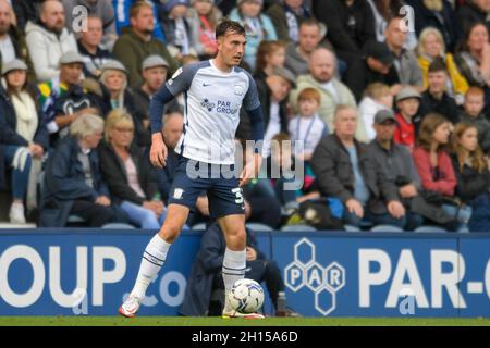 Preston, Großbritannien. Oktober 2021. Josh Earl #32 von Preston North End mit dem Ball in Preston, Vereinigtes Königreich am 10/16/2021. (Foto von Simon Whitehead/News Images/Sipa USA) Quelle: SIPA USA/Alamy Live News Stockfoto