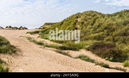 Ein Multi-Image-Panorama der hohen Sanddünen, die mit Marram-Gras bedeckt sind und den Rand des Formby-Strandes säumen. Stockfoto