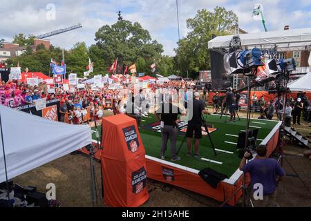 Athen, Usa. Oktober 2021. Die Anker des ESPN College Gameday sprechen die Menge an, während sie am 16. Oktober 2021 live von der University of Georgia in Athen, Georgien, übertragen werden. Kredit: Sanjeev Singhal/Der Nachrichtenzugang Gutschrift: Der Fotozugang/Alamy Live Nachrichten Stockfoto