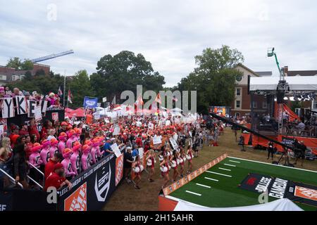 Athen, Usa. Oktober 2021. Die Anker des ESPN College Gameday sprechen die Menge an, während sie am 16. Oktober 2021 live von der University of Georgia in Athen, Georgien, übertragen werden. Kredit: Sanjeev Singhal/Der Nachrichtenzugang Gutschrift: Der Fotozugang/Alamy Live Nachrichten Stockfoto