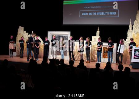 Chemnitz, Deutschland. Oktober 2021. Moderator Felix Seibert-Daiker (4. V.l.) stellt die Kinder der Kinderjury vor. Die Kinderjury für den Europäischen Kinderfilmpreis des sächsischen Kunstministers verleiht den Film „Vinski und das Unsichtbarkeits-Pulver“ im Rahmen der Preisverleihung des 26. Internationalen Filmfestivals SCHLINGEL. Quelle: Daniel Schäfer/dpa-Zentralbild/dpa/Alamy Live News Stockfoto