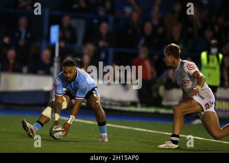 Cardiff, Großbritannien. Oktober 2021. Willis Halaholo von Cardiff Rugby erzielt seinen Teams den zweiten Versuch. United Rugby Championship, Cardiff Rugby V Cell C Sharks at the BT Sport Arms Park in Cardiff, South Wales on Saturday 16th October 2021. PIC by Andrew Orchard/Andrew Orchard Sports Photography/Alamy Live News Credit: Andrew Orchard Sports Photography/Alamy Live News Stockfoto