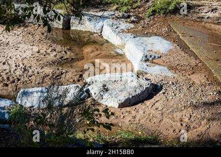 Steine über dem schlammigen Santa Fe Flussbett Stockfoto