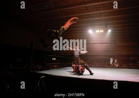 Bloomington, Usa. Oktober 2021. Aeroboy ringt Tre Lamar während des Rival Showdown Pro Wrestling Events in der National Guard Armory in Bloomington. Kredit: SOPA Images Limited/Alamy Live Nachrichten Stockfoto