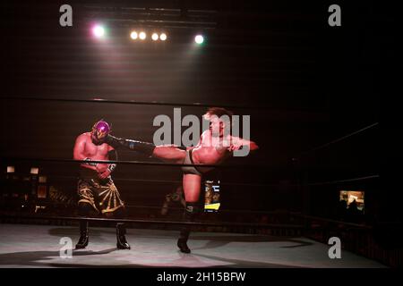 Bloomington, Usa. Oktober 2021. Aeroboy ringt Tre Lamar während des Rival Showdown Pro Wrestling Events in der National Guard Armory in Bloomington. Kredit: SOPA Images Limited/Alamy Live Nachrichten Stockfoto