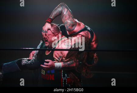 Bloomington, Usa. Oktober 2021. KLD kämpft mit Madman Fulton während des Rival Showdown Pro Wrestling Events in der National Guard Armory in Bloomington. Kredit: SOPA Images Limited/Alamy Live Nachrichten Stockfoto