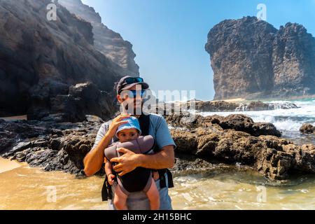 Junger Vater und sein Baby in Roque del Moro, Cofete Strand, Jandia Naturpark, Barlovento, Spanien Stockfoto