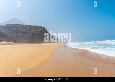 Berühmte Roque Del Moro in Cofete Strand, Jandia Naturpark, Barlovento, Kanarische Inseln, Spanien Stockfoto