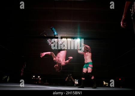 Bloomington, Usa. Oktober 2021. Mikey BMOC kämpft Rob Killjoy während des Rival Showdown Pro Wrestling Events in der National Guard Armory in Bloomington. Kredit: SOPA Images Limited/Alamy Live Nachrichten Stockfoto