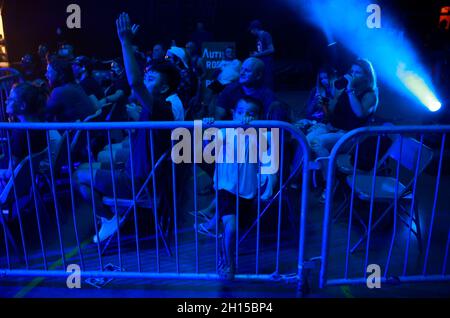 Bloomington, Usa. Oktober 2021. Fans beobachten das Spiel während des Rival Showdown Pro Wrestling Events in der National Guard Armory in Bloomington. Kredit: SOPA Images Limited/Alamy Live Nachrichten Stockfoto