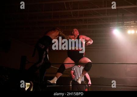 Bloomington, Usa. Oktober 2021. KLD kämpft mit Madman Fulton während des Rival Showdown Pro Wrestling Events in der National Guard Armory in Bloomington. Kredit: SOPA Images Limited/Alamy Live Nachrichten Stockfoto