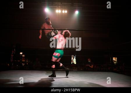 Bloomington, Usa. Oktober 2021. Mikey BMOC kämpft Rob Killjoy während des Rival Showdown Pro Wrestling Events in der National Guard Armory in Bloomington. Kredit: SOPA Images Limited/Alamy Live Nachrichten Stockfoto