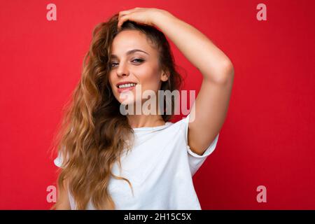 Close-up Porträt von schön aussehende attraktiv schöne liebenswerte ziemlich niedlich Winsome Wunderschöne fröhlich fröhlich fröhlich wellig-haarige blonde Frau auf Pastell isoliert Stockfoto