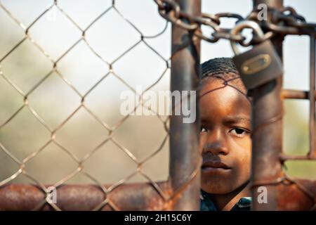 Porträt eines verschlossenen afrikanischen Kindes im Hof des Dorfes in Botswana, ländliche Gegend Stockfoto