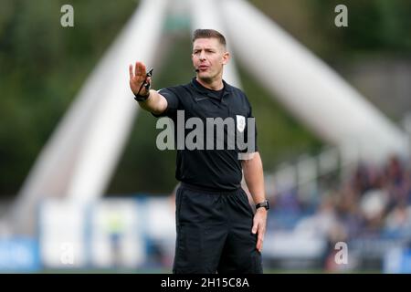 Huddersfield, Großbritannien. Oktober 2021. Schiedsrichter Robert Jones in Huddersfield, Vereinigtes Königreich am 10/16/2021. (Foto von Ben Early/News Images/Sipa USA) Quelle: SIPA USA/Alamy Live News Stockfoto