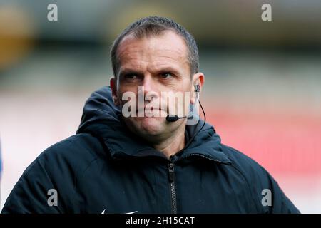 Huddersfield, Großbritannien. Oktober 2021. Vierter offizieller Geoff Eltringham in Huddersfield, Vereinigtes Königreich am 10/16/2021. (Foto von Ben Early/News Images/Sipa USA) Quelle: SIPA USA/Alamy Live News Stockfoto