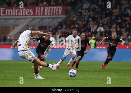 Mailand, Italien, 16. Oktober 2021. Antonin Barak von Hellas Verona erzielt eine erste Halbstrafe, um der Seite eine 2-0 Führung während der Serie Ein Spiel bei Giuseppe Meazza, Mailand zu geben. Bildnachweis sollte lauten: Jonathan Moscrop / Sportimage Stockfoto