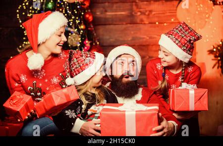 Alles in glücklich verpackt. Vater und Töchter zu Weihnachten. Vater und Kinder mit Weihnachtsgeschenken. Glückliche Familie feiern Neujahr und Weihnachten Stockfoto