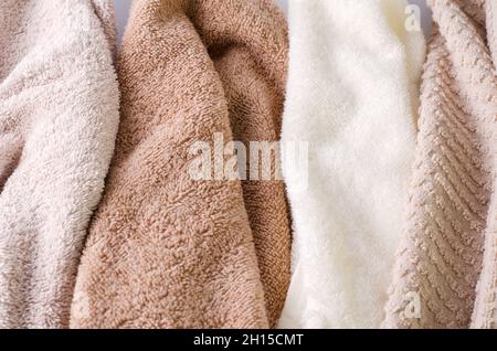 Hintergrund Textur Handtuch Nahaufnahme. Hintergrund für die Vorführung von kosmetischen Mitteln, Shampoos, Gelen, Seife, Waschpulver, Selektiver Fokus Stockfoto
