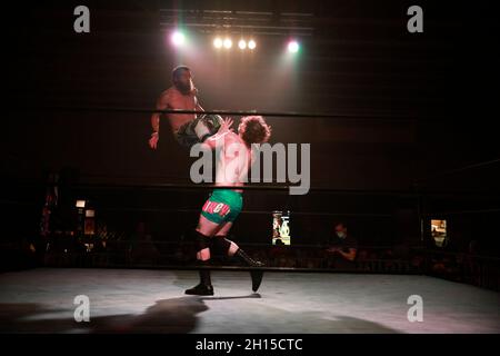 Bloomington, Usa. Oktober 2021. Mikey BMOC kämpft Rob Killjoy während des Rival Showdown Pro Wrestling Events in der National Guard Armory in Bloomington. (Foto von Jeremy Hogan/SOPA Images/Sipa USA) Quelle: SIPA USA/Alamy Live News Stockfoto