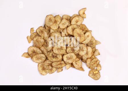 Kerala Banana Chips für Onam Festival beliebt frittierten Snack traditionellen südindischen Tee Zeit Snack auf Bananenblatt, Kerala Indien. In Kokosnuss gebraten Stockfoto