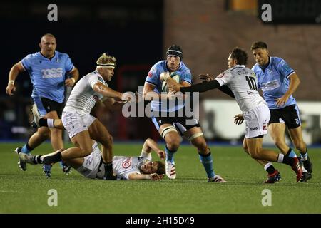 Cardiff, Großbritannien. Oktober 2021. SEB Davies von Cardiff Rugby macht eine Pause. United Rugby Championship, Cardiff Rugby V Cell C Sharks at the BT Sport Arms Park in Cardiff, South Wales on Saturday 16th October 2021. PIC by Andrew Orchard/Andrew Orchard Sports Photography/Alamy Live News Credit: Andrew Orchard Sports Photography/Alamy Live News Stockfoto